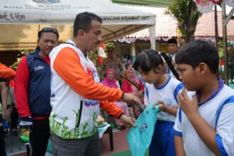 Wali Kota Jakarta Timur, M. Anwar dan jajaran saat menghadiri kampanye Gerakan Memasyarakatkan Makan Ikan (GEMARIKAN) Tingkat Kota Jakarta Timur, di SDN 07 Kramat Jati, pada Jumat (30/8/2024). Foto: Ist