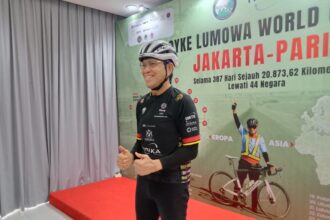 Royke Lumowa yang merupakan pensiunan polisi sukses menggenjot sepeda selama setahun dan tiba di Paris saat Olimpiade 2024 berlangsung. Foto/ipol.