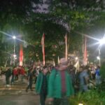 Hingga kini ribuan mahasiswa aksi demo masih bertahan di gerbang pemuda atau depan Kemenpora, Jakpus, Kamis (22/8). Foto/ipol