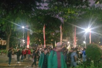 Hingga kini ribuan mahasiswa aksi demo masih bertahan di gerbang pemuda atau depan Kemenpora, Jakpus, Kamis (22/8). Foto/ipol