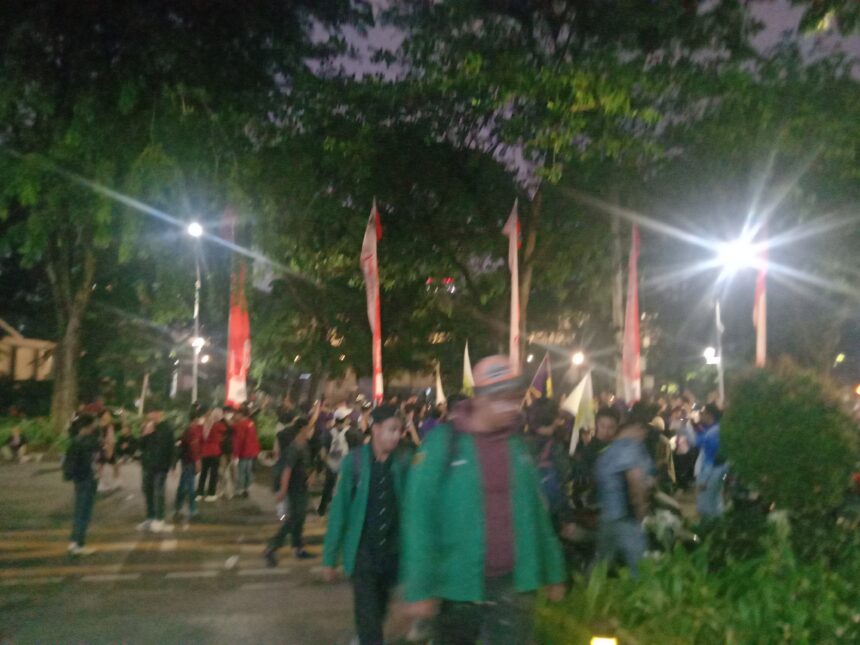 Hingga kini ribuan mahasiswa aksi demo masih bertahan di gerbang pemuda atau depan Kemenpora, Jakpus, Kamis (22/8). Foto/ipol