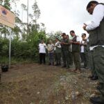 Kepala Badan Nasional Penanggulangan Bencana (BNPB) Letjen TNI Suharyanto (tengah) bersama rombomgan mengecek dan memanjatkan doa di lokasi cikal bakal Kantor BNPB di kawasan Ibu Kota Nusantara (IKN), Penajam Paser Utara, Kalimantan Timur, Sabtu (3/8/2024). Foto: BNPB