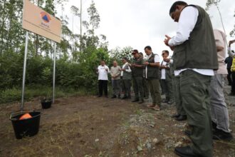 Kepala Badan Nasional Penanggulangan Bencana (BNPB) Letjen TNI Suharyanto (tengah) bersama rombomgan mengecek dan memanjatkan doa di lokasi cikal bakal Kantor BNPB di kawasan Ibu Kota Nusantara (IKN), Penajam Paser Utara, Kalimantan Timur, Sabtu (3/8/2024). Foto: BNPB