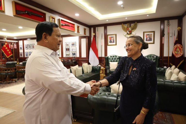 Menteri Pertahanan Prabowo Subianto saat menerima kunjungan Duta Besar Amerika Serikat Kamala Shirin Lakhdhir di kantor Kementerian Pertahanan RI, Jakarta. Foto: Kemhan