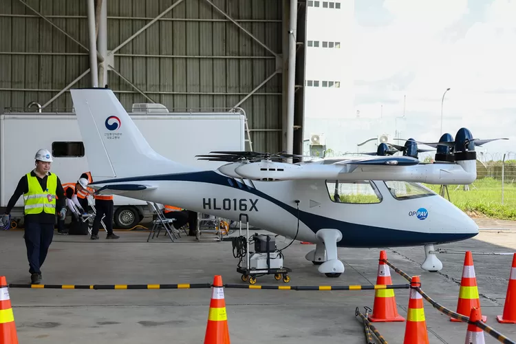 Pesawat Advanced Air Mobility yang dikembangkan oleh Hyundai dan Korea Aerospace Research Institute tampak terparkir di hangar Mobility di hangar Bandar Udara Aji Pangeran Tumenggung Pranoto, Samarinda, Kalimantan Timur, 29 Juli 2024. Foto; dok humas Otorita IKN.