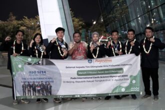 Sebanyak empat siswa Indonesia yang tergabung dalam Tim Olimpiade Ilmu Kebumian Indonesia berhasil menyabet tiga medali perak dan lima medali perunggu pada ajang International Earth Science Olympiad (IESO) ke-17.