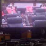 Anggota Fraksi PDIP di DPRD DKI melakukan intrupsi saat sidang paripurna.(foto sofian/ipol.id)