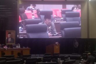 Anggota Fraksi PDIP di DPRD DKI melakukan intrupsi saat sidang paripurna.(foto sofian/ipol.id)