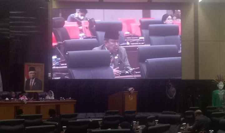 Anggota Fraksi PDIP di DPRD DKI melakukan intrupsi saat sidang paripurna.(foto sofian/ipol.id)