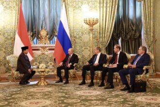 Menteri Pertahanan Prabowo Subianto melakukan pertemuan dengan Presiden Federasi Rusia, Vladimir Putin, di Kremlin. Foto: Kemhan