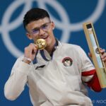 Lifter Indonesia Rizki Juniansyah mempersembahkan medali emas kedua buat Tim Indonesia di Olimpiade Paris 2024. Foto: NOC Indonesia/Naif Muhammad Al'as