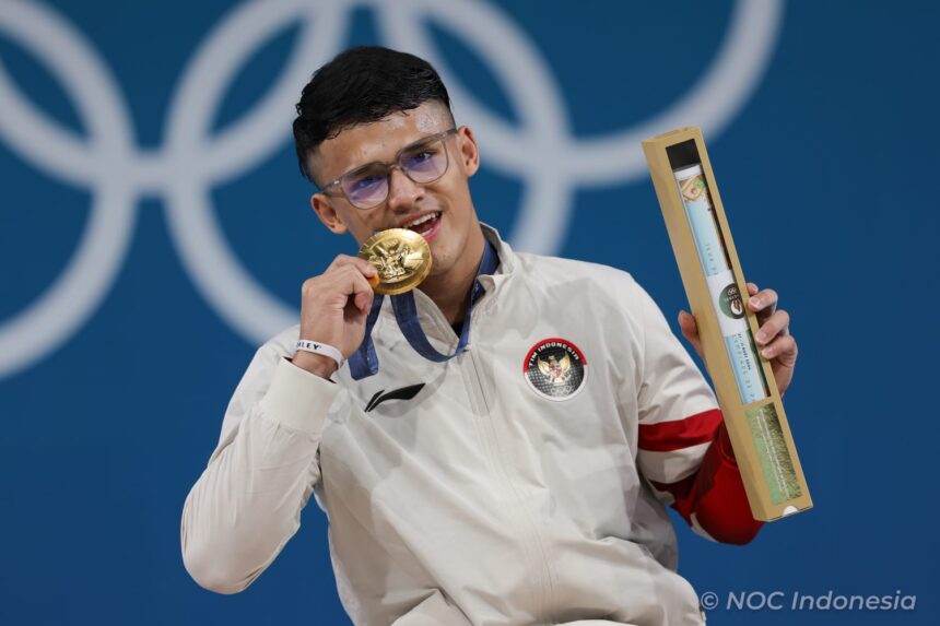 Lifter Indonesia Rizki Juniansyah mempersembahkan medali emas kedua buat Tim Indonesia di Olimpiade Paris 2024. Foto: NOC Indonesia/Naif Muhammad Al'as