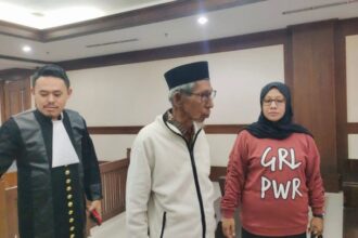 Saad Fadhil Sa’di didampingi kuasa hukumnya Adnan Parangi di Pengadilan Negeri Jakarta Pusat, Rabu 14 Agustus 2024. (Foto: Ist)