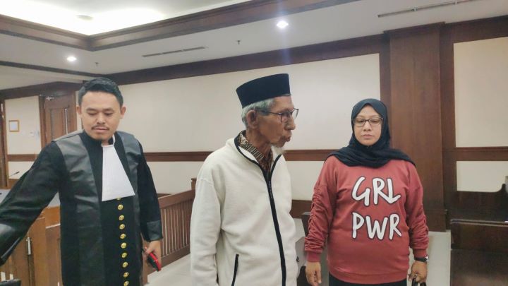 Saad Fadhil Sa’di didampingi kuasa hukumnya Adnan Parangi di Pengadilan Negeri Jakarta Pusat, Rabu 14 Agustus 2024. (Foto: Ist)