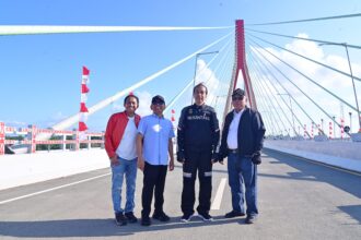 Jokowi bersama Menteri PUPR dan Wamen ATR/BPN, saat meresmikan Jembatan Pulau Balang. Foto: dok humas