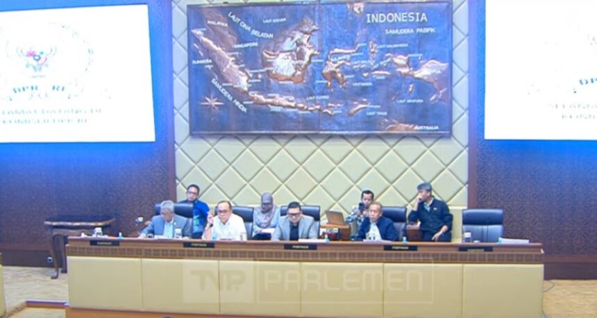 Rapat Dengar Pendapat (RDP) Komisi II DPR bersama KPU, Minggu (25/8/2024). Foto: TV Parlemen