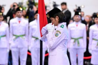 Pengukuhkan anggota Paskibraka Tahun 2024 di Istana Negara, Ibu Kota Nusantara (IKN) pada Selasa (13/8/2024). Foto: BPMI Setpres