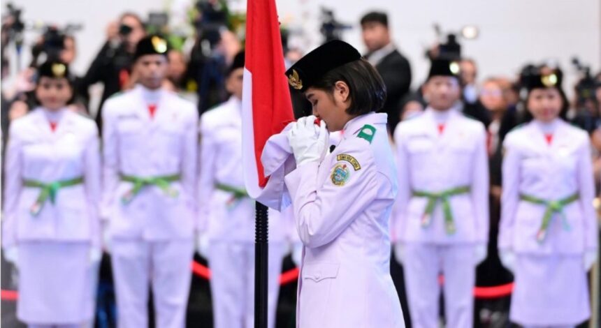 Pengukuhkan anggota Paskibraka Tahun 2024 di Istana Negara, Ibu Kota Nusantara (IKN) pada Selasa (13/8/2024). Foto: BPMI Setpres