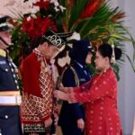 Presiden Joko Widodo tampak mengenakan pakaian adat Nusantara yang terinspirasi dari baju adat Banjar, Baamar Galung Pancar Matahari pada Upacara Penurunan Bendera Sang Merah Putih di Istana Negara, Ibu Kota Nusantara pada Sabtu, 17 Agustus 2024. Foto: BPMI Setpres