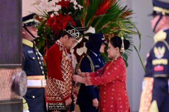 Presiden Joko Widodo tampak mengenakan pakaian adat Nusantara yang terinspirasi dari baju adat Banjar, Baamar Galung Pancar Matahari pada Upacara Penurunan Bendera Sang Merah Putih di Istana Negara, Ibu Kota Nusantara pada Sabtu, 17 Agustus 2024. Foto: BPMI Setpres