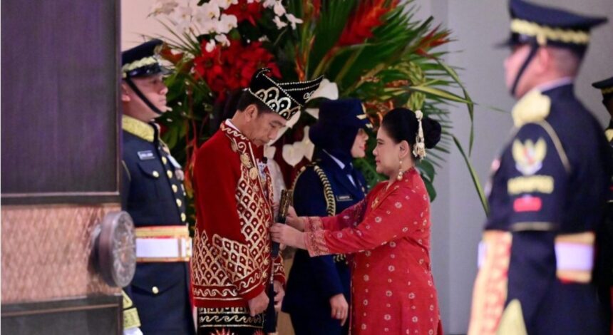 Presiden Joko Widodo tampak mengenakan pakaian adat Nusantara yang terinspirasi dari baju adat Banjar, Baamar Galung Pancar Matahari pada Upacara Penurunan Bendera Sang Merah Putih di Istana Negara, Ibu Kota Nusantara pada Sabtu, 17 Agustus 2024. Foto: BPMI Setpres