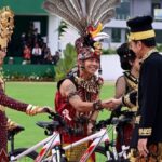 Warga menyaksikan momen bersejarah di Istana Negara, Ibu Kota Nusantara, pada Sabtu pagi (17/8/2024). Foto: BPMI Setpres