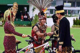 Warga menyaksikan momen bersejarah di Istana Negara, Ibu Kota Nusantara, pada Sabtu pagi (17/8/2024). Foto: BPMI Setpres