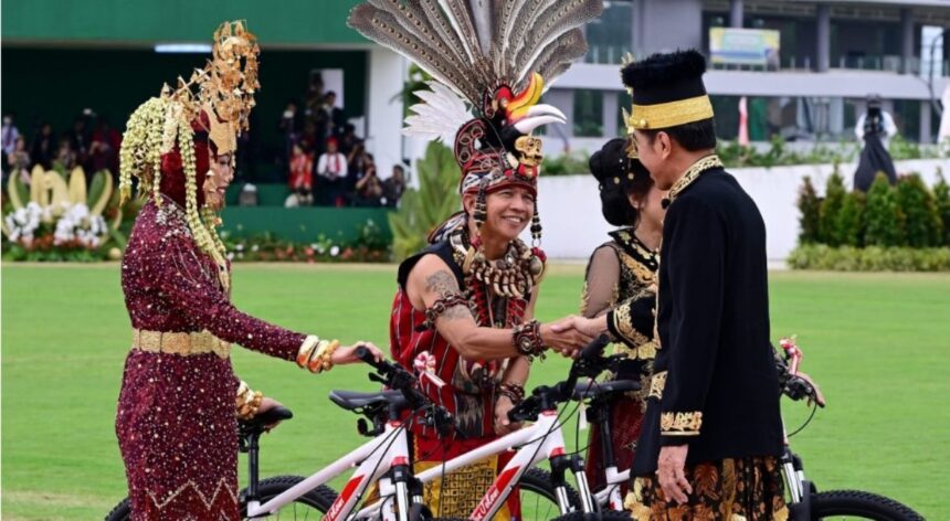 Warga menyaksikan momen bersejarah di Istana Negara, Ibu Kota Nusantara, pada Sabtu pagi (17/8/2024). Foto: BPMI Setpres