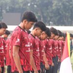 Timnas Indonesia U-20 saat mengheningkan cipta dalam upacara peringatan HUT ke-79 Kemerdekaan RI di Stadion Madya, Senayan, Jakarta, Sabtu (17/8/2024). Foto: PSSI