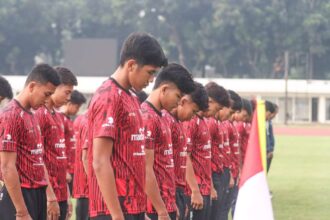 Timnas Indonesia U-20 saat mengheningkan cipta dalam upacara peringatan HUT ke-79 Kemerdekaan RI di Stadion Madya, Senayan, Jakarta, Sabtu (17/8/2024). Foto: PSSI