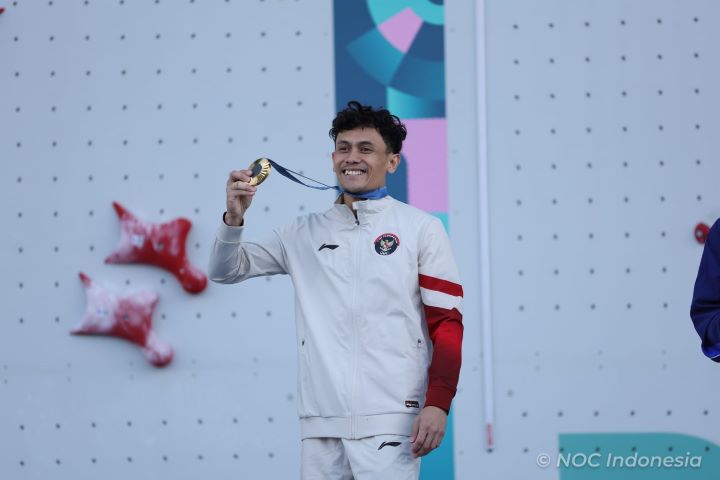 Lagu Indonesia Raya akhirnya berkumandang di Olimpiade Paris 2024. Emas pertama Indonesia berhasil diraih atlet panjat tebing Veddriq Leonardo yang berhasil mengalahkan Wu Peng di Le Borguet Climbing Venue, Paris, Prancis, Kamis (8/8/2024) sore.(foto: NOC Indonesia/Naif Muhammad Al'as)