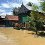 Kondisi wilayah pemukiman warga Kecamatan Pitumpanua, Kabupaten Wajo, Sulawesi Selatan, terendam banjir, Rabu (7/8/2024). Banjir mulai surut pada Kamis (8/8/2024) hari ini. Foto: BPBD Kabupaten Wajo