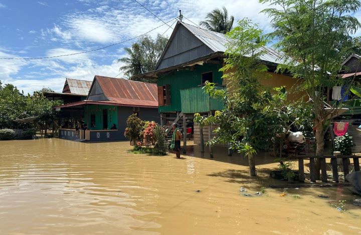 Kondisi wilayah pemukiman warga Kecamatan Pitumpanua, Kabupaten Wajo, Sulawesi Selatan, terendam banjir, Rabu (7/8/2024). Banjir mulai surut pada Kamis (8/8/2024) hari ini. Foto: BPBD Kabupaten Wajo