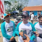 Wali Kota Jakarta Selatan, Munjirin (tengah) didampingi Ketua Pelaksana Fun Fishing Wali Kota Jaksel Cup 2024, Yogi Wahyu Priyono (kiri) dan Bintang (kanan) di Embung Lapangan Merah, Srengseng Sawah, Jagakarsa, Jakarta Selatan, Sabtu (31/8/2024) siang. Foto: Joesvicar Iqbal/ipol.id