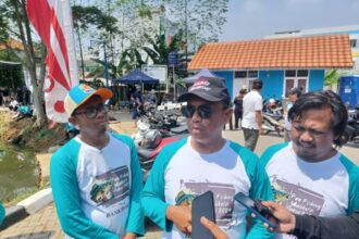 Wali Kota Jakarta Selatan, Munjirin (tengah) didampingi Ketua Pelaksana Fun Fishing Wali Kota Jaksel Cup 2024, Yogi Wahyu Priyono (kiri) dan Bintang (kanan) di Embung Lapangan Merah, Srengseng Sawah, Jagakarsa, Jakarta Selatan, Sabtu (31/8/2024) siang. Foto: Joesvicar Iqbal/ipol.id