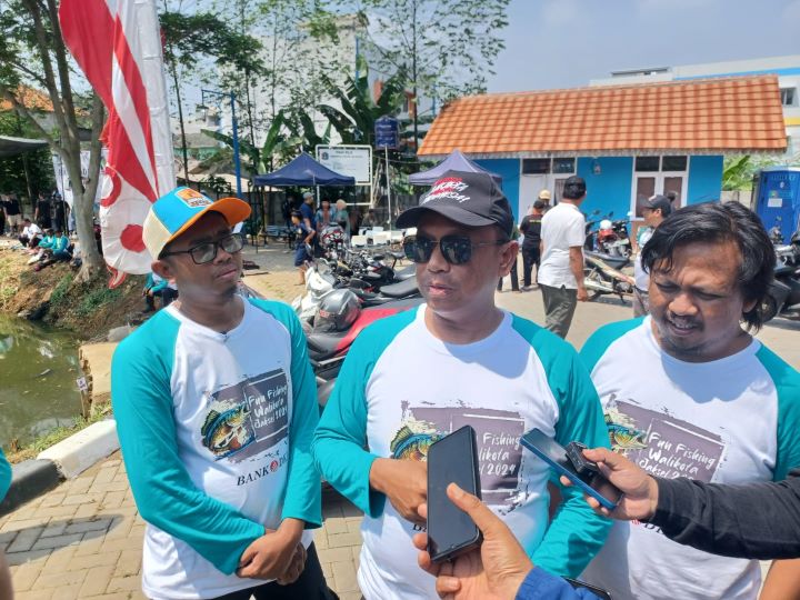 Wali Kota Jakarta Selatan, Munjirin (tengah) didampingi Ketua Pelaksana Fun Fishing Wali Kota Jaksel Cup 2024, Yogi Wahyu Priyono (kiri) dan Bintang (kanan) di Embung Lapangan Merah, Srengseng Sawah, Jagakarsa, Jakarta Selatan, Sabtu (31/8/2024) siang. Foto: Joesvicar Iqbal/ipol.id