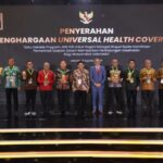 Wali Kota Jakarta Timur, M. Anwar, dan Wali Kota Jakarta Selatan, Munjirin (Kedua dari pojok kiri) saat menerima Penghargaan Universal Health Coverage (UHC) Awards 2024 di Gedung Krakatau Green Terrace TMII, Kecamatan Cipayung, Jakarta Timur, Kamis (8/8/2024). Foto: Ist