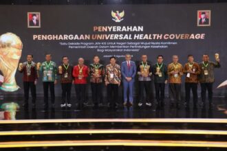 Wali Kota Jakarta Timur, M. Anwar, dan Wali Kota Jakarta Selatan, Munjirin (Kedua dari pojok kiri) saat menerima Penghargaan Universal Health Coverage (UHC) Awards 2024 di Gedung Krakatau Green Terrace TMII, Kecamatan Cipayung, Jakarta Timur, Kamis (8/8/2024). Foto: Ist