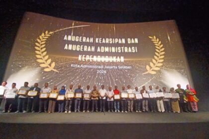 Wali Kota Jakarta Selatan (Jaksel), Munjirin (tengah) dalam acara Pemberian Apresiasi Penataan Arsip dan Penilaian Administrasi Kependudukan (Adminduk) Tingkat Kota Jakarta Selatan Tahun 2024 di Gedung Epicentrum Walk, Karet Kuningan, Setiabudi, Jumat (23/8/2024) sore. Foto: Joesvicar Iqbal/ipol.id
