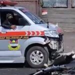 Ambulan terlibat kecelakaan oleh motor satria FU di Bandung Barat. Foto: IG, @infobdgbaratcimahi (tangkap layar)