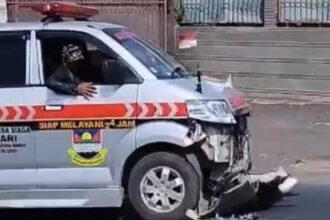 Ambulan terlibat kecelakaan oleh motor satria FU di Bandung Barat. Foto: IG, @infobdgbaratcimahi (tangkap layar)