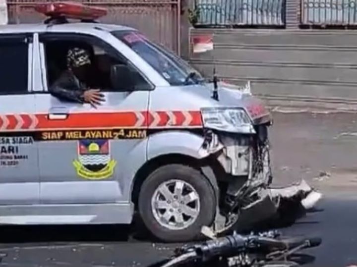 Ambulan terlibat kecelakaan oleh motor satria FU di Bandung Barat. Foto: IG, @infobdgbaratcimahi (tangkap layar)