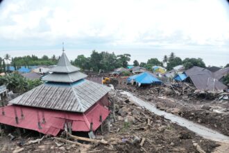 Pantauan udara lokasi terdampak banjir bandang di Kelurahan Rua, Kecamatan Pulau Ternate, Kota Ternate, Maluku Utara. Tim gabungan upaya maksimal melakukan pencarian korban hilang pada Kamis (29/8/2024). Foto: Pusat Data, Informasi, dan Komunikasi Kebencanaan BNPB