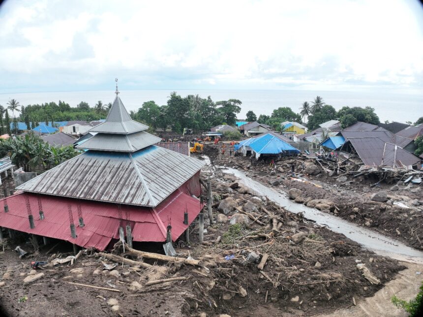 Pantauan udara lokasi terdampak banjir bandang di Kelurahan Rua, Kecamatan Pulau Ternate, Kota Ternate, Maluku Utara. Tim gabungan upaya maksimal melakukan pencarian korban hilang pada Kamis (29/8/2024). Foto: Pusat Data, Informasi, dan Komunikasi Kebencanaan BNPB