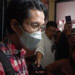 Aktor Edward Akbar di Polres Metro Jakarta Selatan, Senin (12/8). Foto: ist