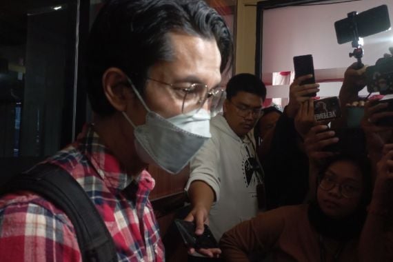 Aktor Edward Akbar di Polres Metro Jakarta Selatan, Senin (12/8). Foto: ist