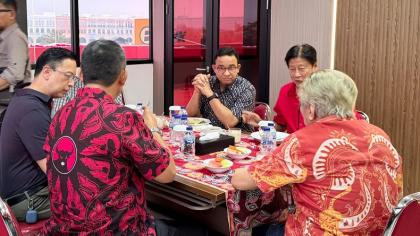 Anies Baswedan makan siang bersama jajaran DPD PDIP Jakarta (foto: IG Prasetyo Edi)