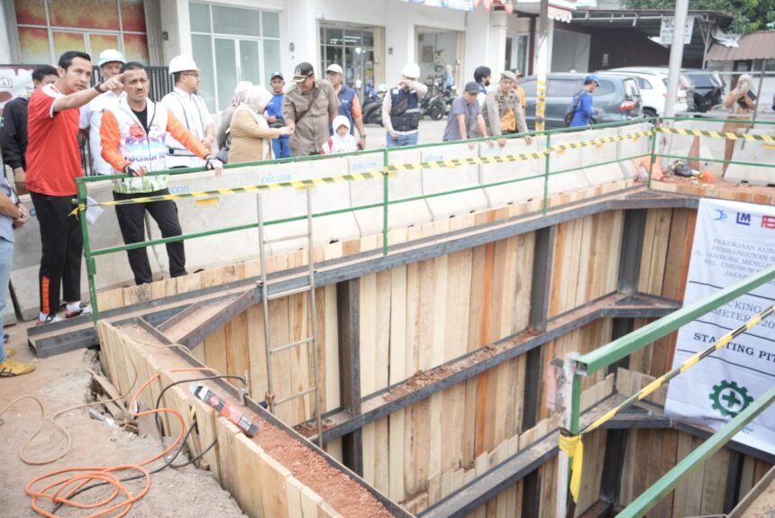 Wali Kota Jakarta Timur, M. Anwar dan jajaran didampingi Pelaksana Pembangunan Saluran PT Leo Tunggal Mandiri, Marlon Panjaitan meninjau pembangunan saluran sistem jacking di Jalan Jambore Cibubur, Kecamatan Cipayung, Selasa (20/8/2024). Foto: Ist