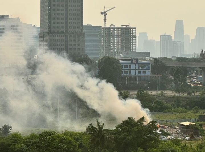 Warga mengeluhkan adanya pembakaran sampah di wilayah Kelurahan Cawang, Kecamatan Kramat Jati, Jakarta Timur diadukan ke Jaki. Foto: Ist