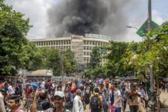 Kerusuhan di Bangladesh. Warga turun ke jalan. (Foto EPA).